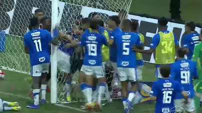 Brezilya derbisinde futbol değil kavga konuşuldu! Hakem tam 23 kırmızı kart çıkardı