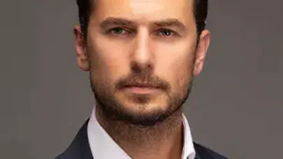 Gözlerden Uzak Yaşayan Ünlü Oyuncunun Hayatı!