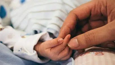 Anneler ve babalara müjde: Doğum sonrası izin süresi uzuyor!