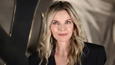 Paris’te Görüntülendi! Michelle Pfeiffer Yeni Dizisinin Galasında Ortaya Çıktı