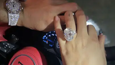 GEORGİNA RODRİGUEZ’İN 1 PAYLAŞIMI NE KADAR! Bugatti Centodieci fiyatı ve yüzük değeri ne?