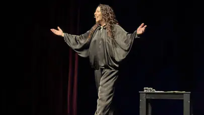 Özlem Kosif 8 Mart’ta TODEV yararına sahne aldı: Otizmli çocuklar için stand-up gecesi