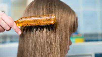 RÜYADA BAŞKASININ KENDI SAÇINI TARADIĞINI GÖRMEK! Rüyada Saçı Arkaya ve Ters Taramak Ne Demek?