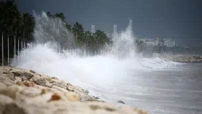 BUGÜN İSTANBUL'DA FIRTINA VAR MI (21 MART) Bugün İstanbul’da Rüzgâr Şiddetli Mi, Fırtına Bekleniyor Mu, Yağış Var Mı, Sıcaklık Kaç Derece?