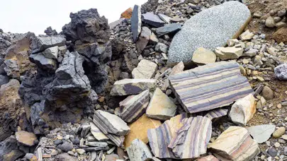 KAYAÇIN ANLAMI NEDİR? Ne Demek, TDK Sözlük Anlamı Nedir ve Kayaç Hangi Minerallerden Oluşur?