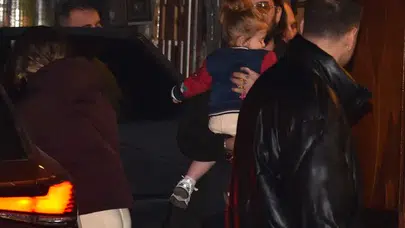 Arnavutköy’de Sürpriz Görüntü! Burcu Biricik, Eşi ve Kızıyla Oradaydı