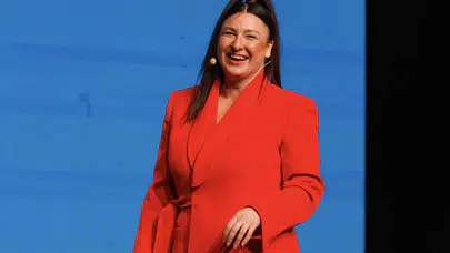 Yasemin Sakallıoğlu sahneye veda etti: 'Doğru Koca Nasıl Seçilir' gösterisinde duygusal final