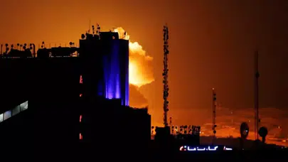 İran’daki petrol tesislerine saldırı! Zehirli dumanlar milyonları etkileyebilir