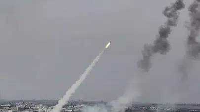 İran balistik füzeleriyle İsrail’i vurdu, can kayıpları var!