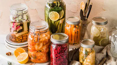 TURŞUNUN SUYU NASIL DEĞİŞTİRİLİR? Bulanık turşu suyu nasıl temizlenir? Adım adım yöntemler ve püf noktaları