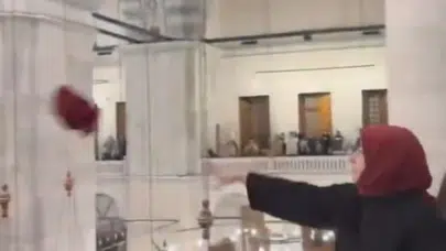 Kadir Gecesi’nde dikkat çeken eylem gündem oldu: Başörtüleri havada uçtu!