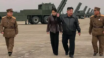 Kim Jong-un ve Kızı Kim Ju Ae, Canlı Roketatar Tatbikatında Görüntülendi