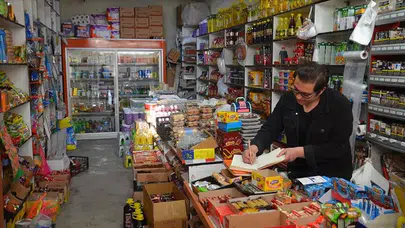 Sabahın ilk ışığında açılan bakkalda uzun kuyruk oluştu