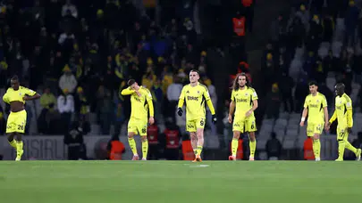 KARAGÜMRÜK–FENERBAHÇE MAÇINDA HAKEM HATASI VAR MIYDI? Larsson’a yapılan müdahale penaltı mı, VAR neden çağırmadı?