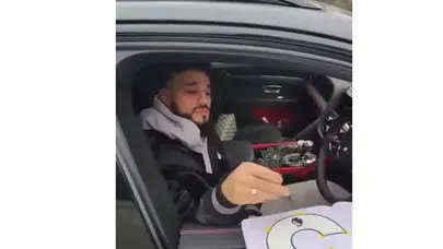 Futbolcudan imza ticaretine farklı protesto! Mazraoui ürünlere imza değil çizik attı