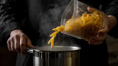 Ünlü şeflerin önerisi: Makarnayı daha lezzetli yapan pişirme yöntemi