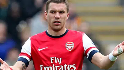 2 Dakikada Oyun Dışı! Podolski Rakibine Yumruk Attı, Tribünler Şaşkına Döndü