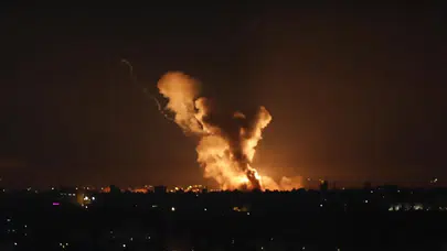 Katil İsrail’den Lübnan’a Gece Bombardımanı! Sürgün Emri Verilen Belde Vuruldu