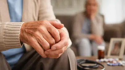 Uzmanlar Uyardı! Ellerde Görülen Tekrarlayan Hareketler Demans Belirtisi Olabilir