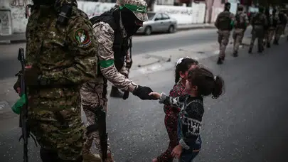 Gazze’de Gerilimi Artıran Geçit: Hamas Silahlı Güçlerini Sokağa Çıkardı