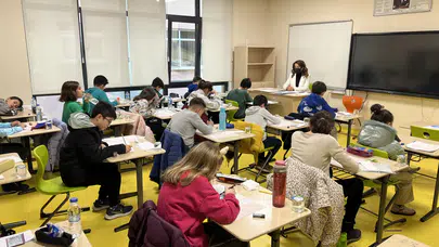 Erzurum’da öğrenciler sabah okula giderken meydanda tören hazırlığı