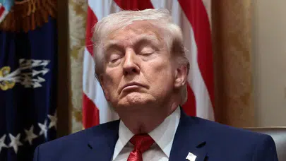 TRUMP CANLI YAYINDA İRAN SORUSUNU NEDEN GEÇİŞTİRDİ? Canlı yayında sunucuya neden iltifat etti, o anlarda ne yaşandı?