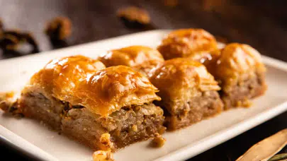 EV BAKLAVASI TARİFİ NEDİR? Hamuru nasıl açılır, baklava nasıl çıtır olur, şerbeti ne zaman dökülür, fırında kaç dakika pişer?