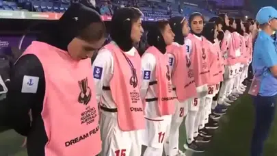 Yeşil Sahada Sessiz Protesto! İranlı Kadın Futbolcular Marşı Söylemedi