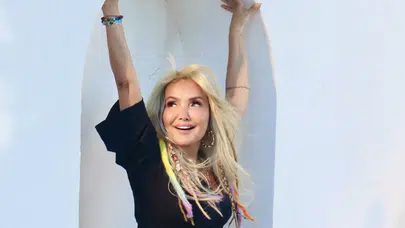 Yonca Evcimik Yonca’nın 90’lar Ekspresi gösterisiyle Fişekhane’de prömiyer yapıyor