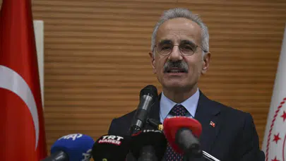 Hürmüz’de 15 Türk Gemisi Beklemede! Bakan Uraloğlu Son Durumu Açıkladı