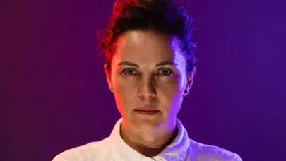 Başarılı oyuncu Tülin Özen yeni rolüyle merak uyandırdı