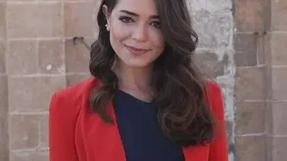 Kırgın Çiçekler’in Yıldızı İpek Karapınar’ın Bilinmeyen Yönü: Aslında Keman Virtüözü!