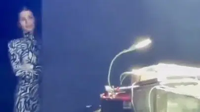 KENAN DOĞULU! Çakkıdı performansı ve Beren Saat’in o anları neden gündem oldu?