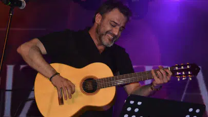 Rıza Tamer’den İzmir’de alkış alan sokak müzisyeni sürprizi