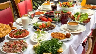 “İftara Ne Pişirsem?” Diyenlere 14. Gün İftar Menüsü: Tutmaç Çorbası, Tavuk Haşlama ve Aypare Tatlısı