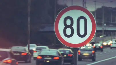 TRAFİK CEZALARI (2026) NE KADAR OLDU! Şehir içi hız sınırı kaç km, radar cezası kaç TL, otoyol hız sınırı nedir?