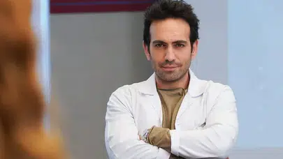 Buğra Gülsoy Evli Mi, Eşi Kim, Çocuğu Var Mı, Özel Hayatını Neden Gizli Tutuyor?