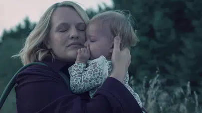 DAMIZLIK KIZIN ÖYKÜSÜ SONU NASIL BİTİYOR? The Handmaid’s Tale Finalinde June Kızı Hannah’a Kavuşuyor Mu?