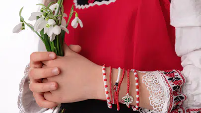 MARTENİÇKA RİTÜELİ NEDİR? Marteniçka hangi kuş görülünce çıkarılır, ne zaman takılır ve ağaca neden bağlanır?