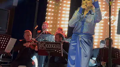 Muazzez Ersoy Mersin’de bayram gecesine damga vurdu