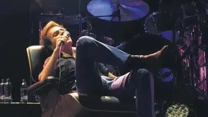 Teoman’ın Sahnedeki 'Paramparça' Anı Sosyal Medyada Viral Oldu