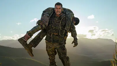 Alan Ritchson performansıyla War Machine’de öne çıkıyor!