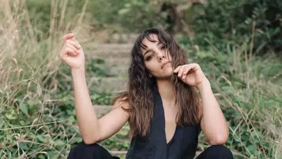 DİLİN DÖĞER KİMDİR VE INSTAGRAM HESABI! Kaç Yaşında, Nereli, Uzak Şehir Zerrin Karakteri Kim?