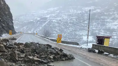 Kürtün’de heyelan alarmı: Kritik kara yolu çift yönlü ulaşıma kapatıldı