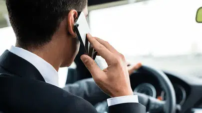 DİREKSİYON BAŞINDA TELEFON KULLANMANIN CEZASI 2026'DA NE KADAR OLDU! Kaç TL, cezası var, ehliyete el konulur mu?