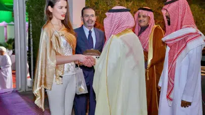 UKRAYNA’NIN UMMAN BÜYÜKELÇİSİ İFTARDA NE GİYDİ? Olga Selykh kimdir, neden eleştirildi?