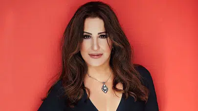 NÜKHET DURU KAÇ YAŞINDA! Aslen nereli, müzik kariyeri nasıl başladı ve hangi tür müzikler söyledi?