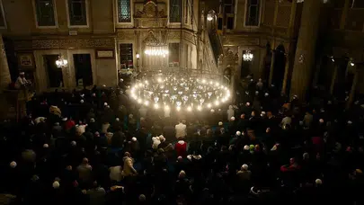 Son Teravih Namazıyla Camilerde Ramazan’ın Veda Gecesi Yaşanacak
