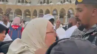 Kabe’de Büyük Tepki Çeken Anlar: Örtüden Parça Kesmeye Çalıştı!