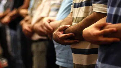 Bayram Sabahı İbadetinde Mezhep Farklılıkları Öne Çıkıyor